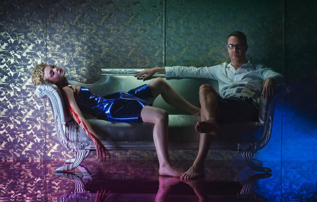 Elle Fanning et Nicolas Winding Refn sur le tournage.